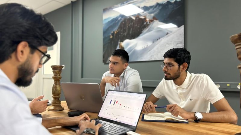 le pôle finance analysant la trésorerie et le bfr un client